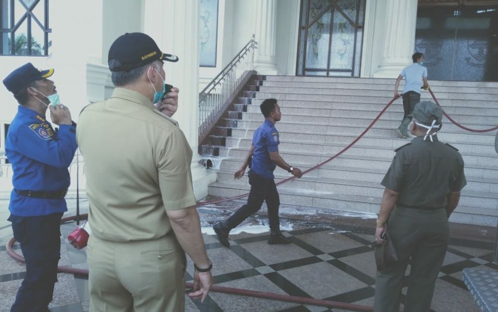Tim gugus tugas Kota Jambi melakukan penyemprotan di gedung-gedung pemerintah di Kawasan Telanaipura Kota Jambi.