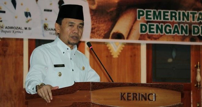 Bupati Kerinci, Adirozal.