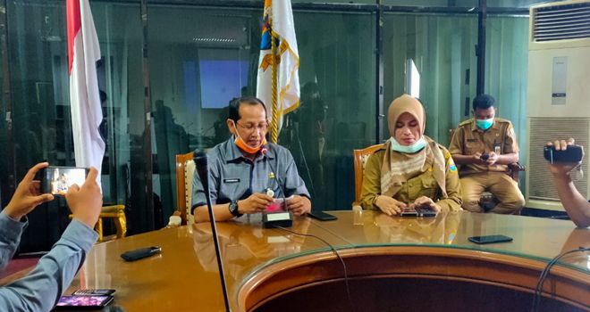 Juru bicara Gugus tugas, Johansyah yang didampingi Kabid P2P Dinkes Provinsi Jambi Eva Susanti.