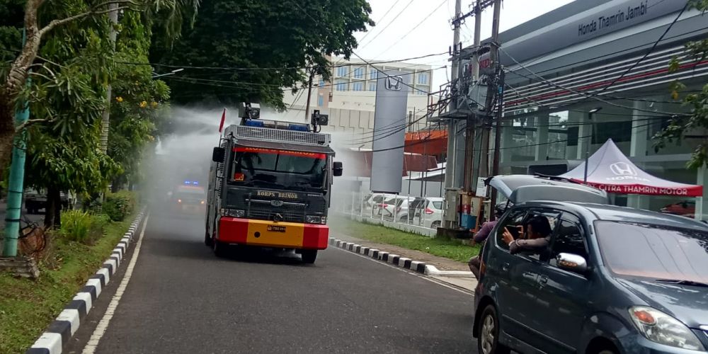 Cegah Penyebaran Virus Corona, Water Canon Polda Jambi Semprotkan Desinfektan