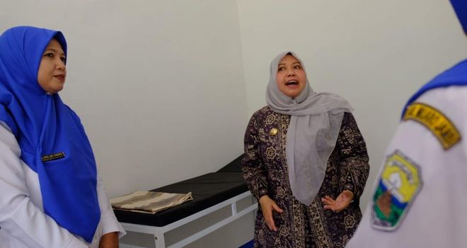 Bupati Masnah saat meninjau tenaga medis di Muaro Jambi. 

