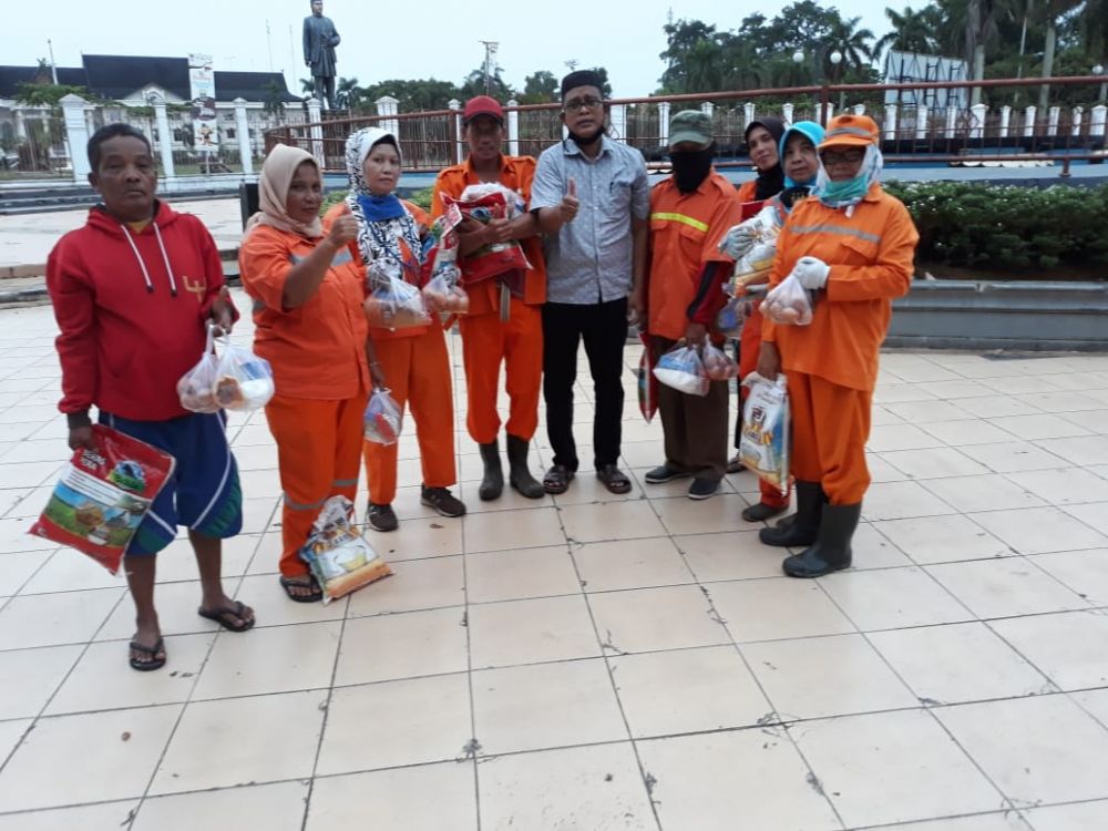 Ikasmansa Jambi Angkatan 89 Berbagi, Beri Bantuan Kaum Duafa dan APD untuk Tenaga Medis.