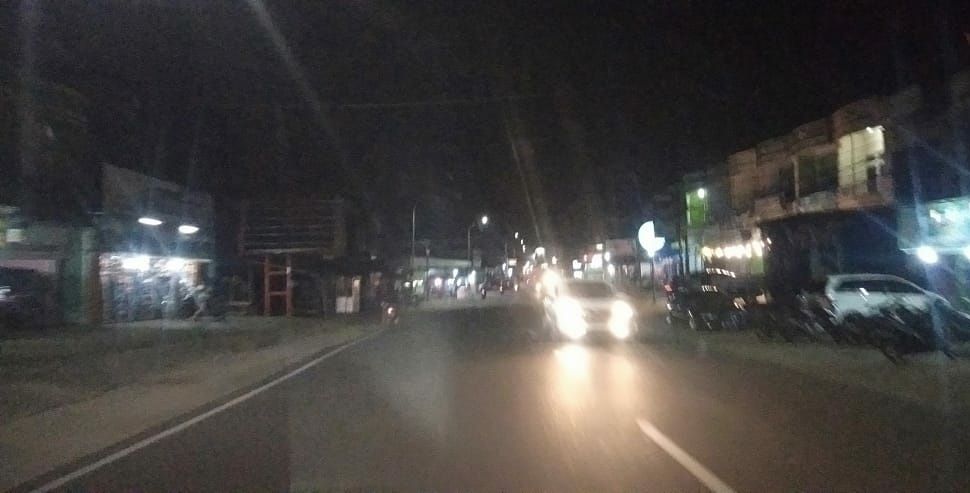 Terlihat jalanan lengang.