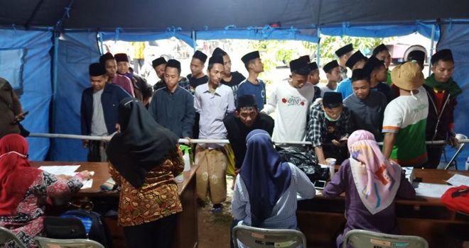 DIPERIKSA - Ratusan santri yang pulang kampung dari pondok pesantren diperiksa kondisi kesehatannya di posko Taman Gemek.