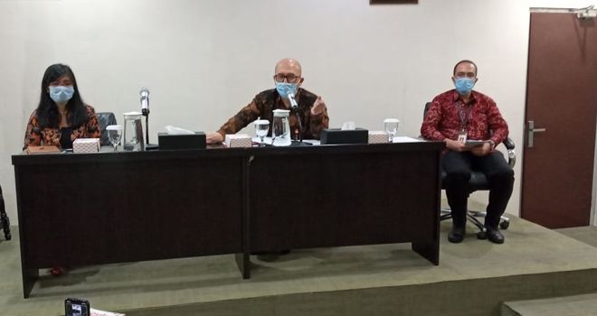 Kepala OJK Provinsi Jambi (tengah) saat konpres dikantor OJK Provinsi Jambi.