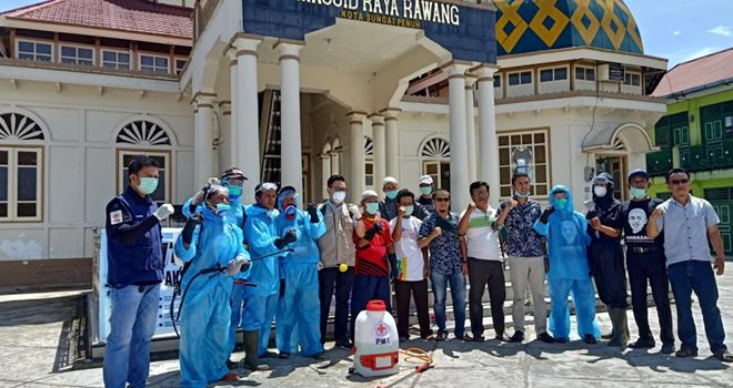 Palang Merah Indonesia (PMI) Kota Sungai Penuh melakukan penyemprotan cairan disinfektan ke sejumlah masjid di wilayah Kota Sungai Penuh Jumat (03/04).