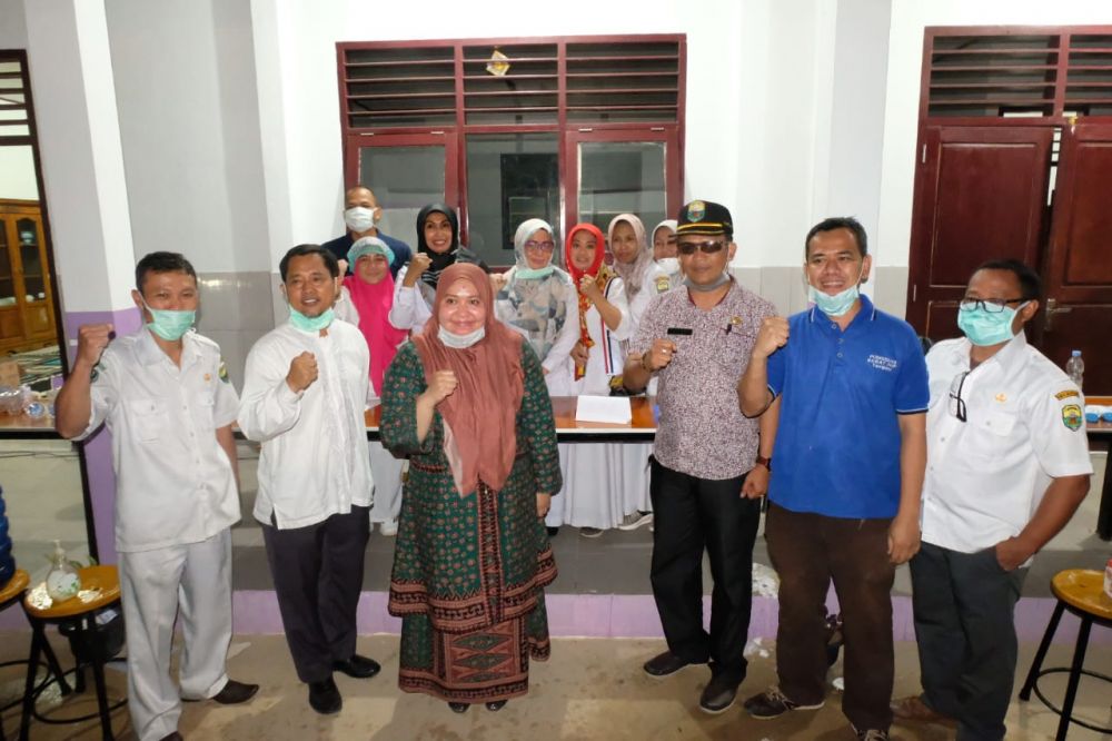 Bupati Masnah saat menunggu Kedatangan Santri Lirboyo.