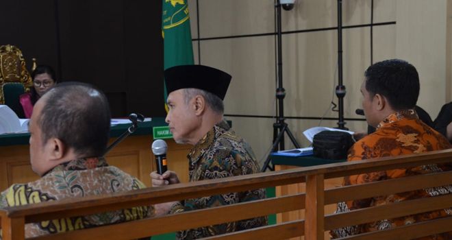Sidang Online, Nasib Tiga Terdakwa Kasus Suap Uang Ketok Palu Ditentukan Besok.