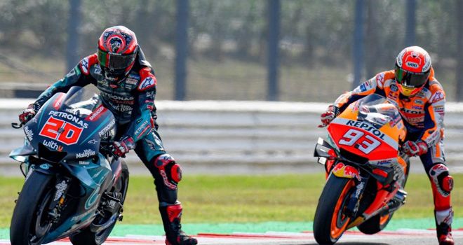 DUEL: Rider Petronas Yamaha Fabio Quartararo (kiri) beradu cepat dengan pembalap Honda Marc Marquez (kanan). 
