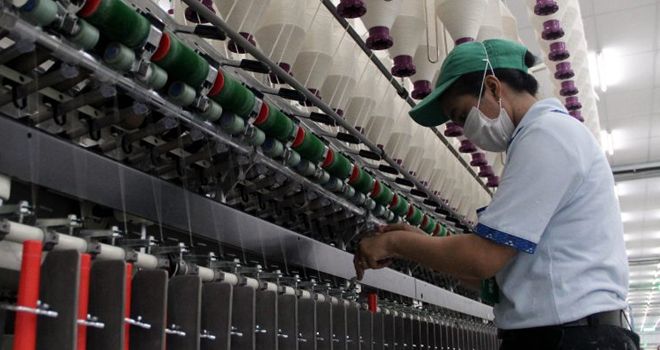 Sejumlah pekerja sedang melakukan proses produksi pemintalan benang di Jakarta, Minggu (23/2/2020). Keputusan banyak industri yang mulai melakukan robotisasi dalam proses produksi membuat resah para pekerja. Konsekuensi robotisasi akan berdampak adanya efisiensi hingga pemangkasan tenaga kerja atau PHK. Robotisasi menjadi ancaman dalam 3-5 tahun ke depan sehingga banyak pengusaha yang menerapkan robotisasi secara diam-diam supaya tidak ada gejolak di kalangan buruh.