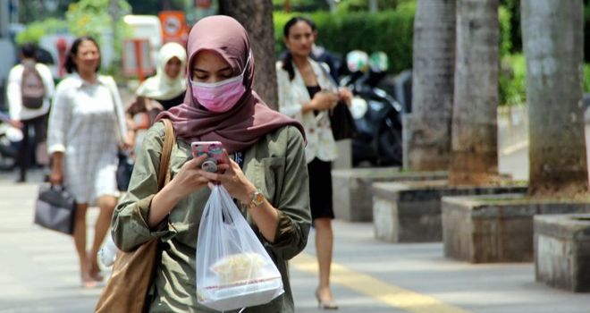 Warga pakai Masker di Jakarta.