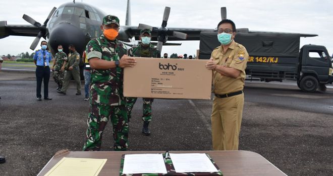 Kasrem 042/Gapu Letnan Kolonel Arh Hary Sassono Utomo, menyerahkan bantuan Alat Pelindung Diri (APD) dari Kemenkes RI kepada Kepala Dinas Kesehatan Provinsi Jambi dr.H Samsiran Halim.