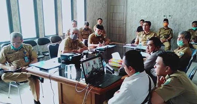 Sekda Fadhil Arif SE memimpin para kepala OPD yang hadir untuk mendengarkan arahan dari Mendagri ini, hadir dalam Teleconferece bersama Sekda beberapa OPD diantaranya Kadis PUPR, Kadis Koperindag dan kadis lainnya.