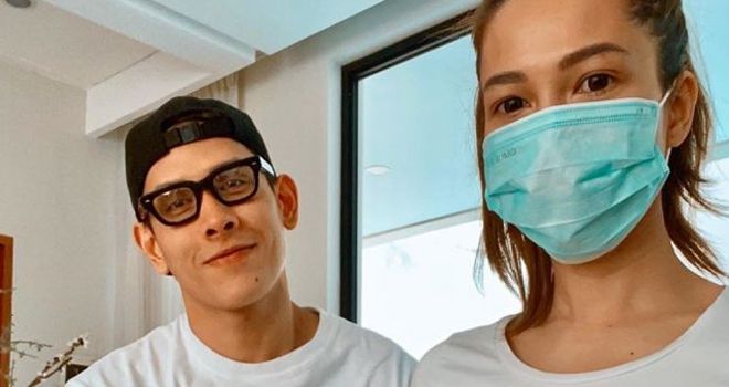 Andrea Dian ditemani suaminya. Andrea dinyatakan sembuh dari Covid-19.


