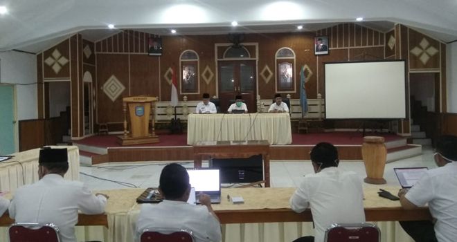 Pemkab Kerinci mengelar rapat tertutup terkait dengan pembahasan anggaran untuk penanganan covid-19 diruang pola kantor Bupati Kerinci, Rabu (08/04/2020).