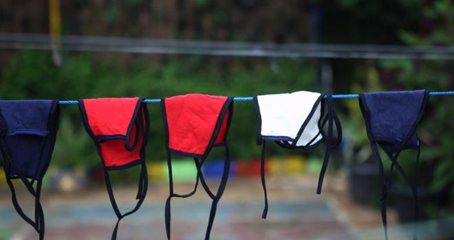 Harga masker melonjak tinggi dan stok terbatas karena banyak diburu masyarakat di tengah wabah virus korona (Covid-19).