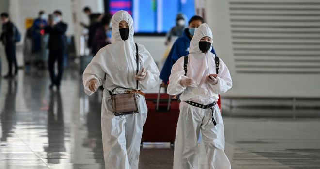 Banyak warga mengantri untuk pergi. Mereka mengenakan pakaian hazmat menuju stasiun-stasiun untuk melakukan perjalanan ke luar kota.