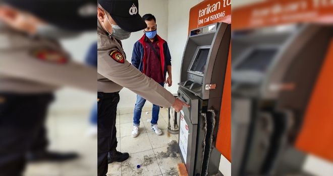 Kondisi mesin ATM yang dibobol seperti ada bekas seperti di bakar.
