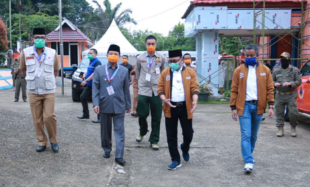 Gubernur Jambi selaku Ketua Gugus Tugas Penanganan Covid-19 Provinsi Jambi, Fachrori Umar,M.Hum menerima bantuan perlengkapan medis untuk penanganan Covid-19 dari BUMN yang tergabung dalam Forum Sinergitas BUMN Provinsi Jambi.