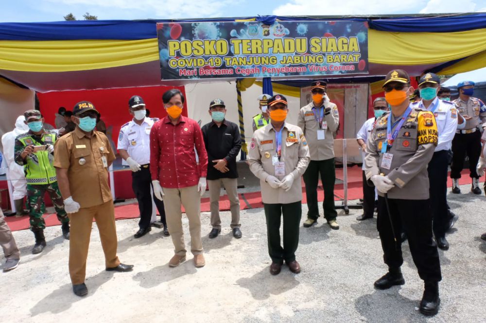 Kapolda Jambi Periksa Posko Terpadu Siaga Covid-19 Perbatasan Jambi-Riau.

