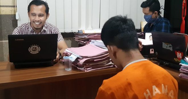 
Rezza Rizaldi/radartasikmalaya DIPERIKSA. RO (16), pelajar yang mencuri mobil keluarga mantan Kapolda Jabar tengah menjalani pemeriksaan di Mapolres Tasikmalaya Selasa (7/4).

