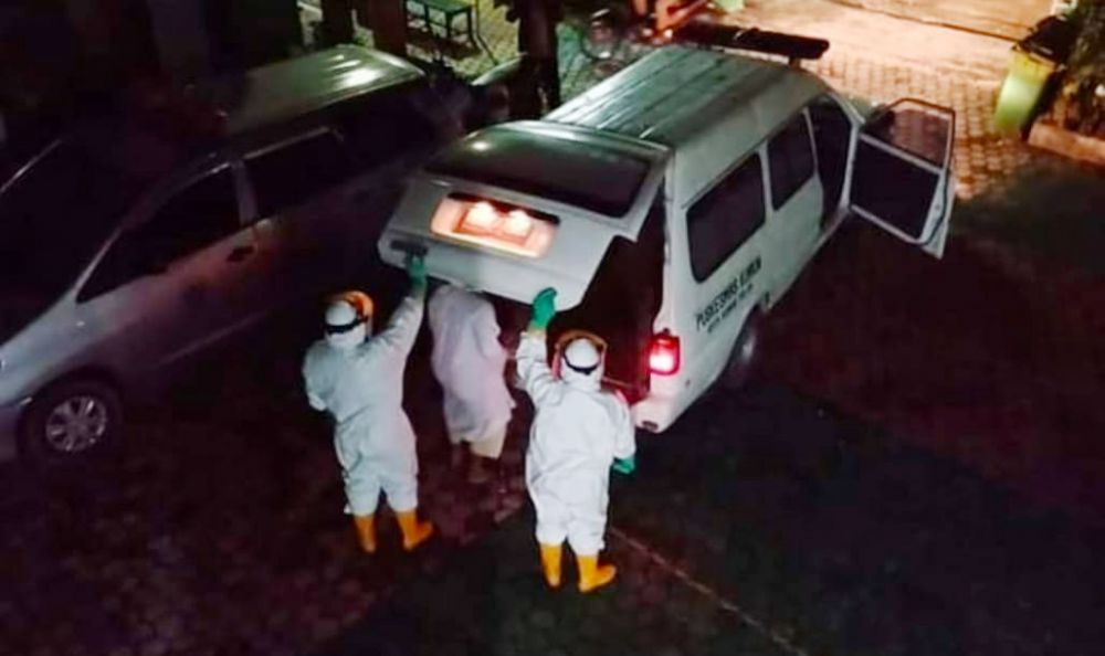 Petugas Medis Dinas Kesehatan Sungai Penuh akan menjemput salah satu warga Kota Sungai Penuh terduga terpapar Covid-19 untuk di bawa ke RSU MHA Thalib Kerinci.