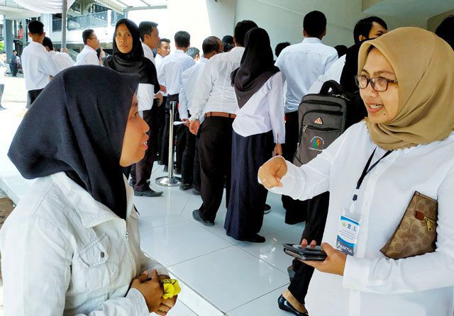 Salah seorang panitia memberikan penjelasan kepada pendaftar CPNS, Selasa (24/3). Lebih dari empat ribu pendaftar gagal lolos ke tahap berikutny.
