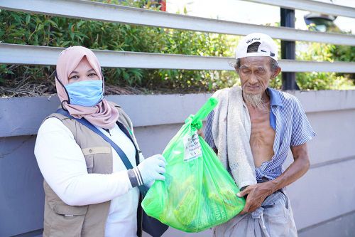 Gerakan sejuta posko relawan jaring pengaman sosial menyerahkan bantuan berupa sembako dan APD