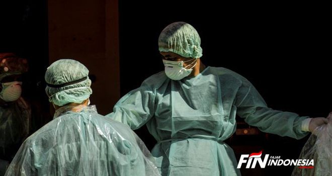 
Sejumlah petugas DINKES buka pengetesan Covid-19 untuk tim medis rumah sakit di Kota Tangerang, (2/4). Kegiatan tersebut pengetestan Swab untuk Covid-19 (Corona), dan pengetesan Swab tersebut hanya untuk tim medis dan Dokter yang bertugas di kota Tangerang.