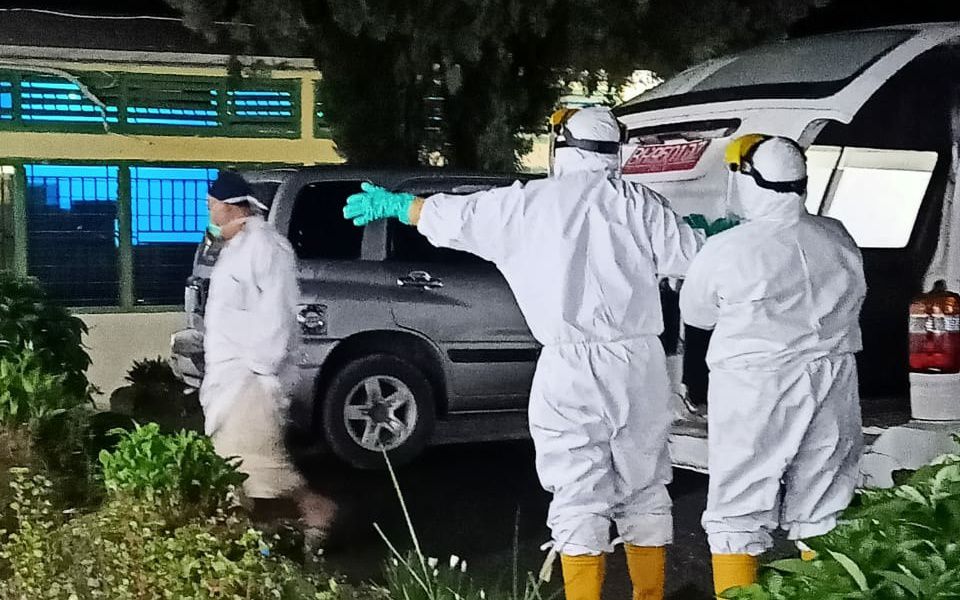 Petugas Medis Dinas Kesehatan Sungai Penuh akan menjemput salah satu warga Kota Sungai Penuh terduga terpapar Covid-19 untuk di bawa ke RSU MHA Thalib Kerinci.