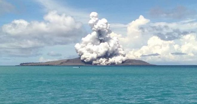 Gunung Anak Krakatau meletus.


