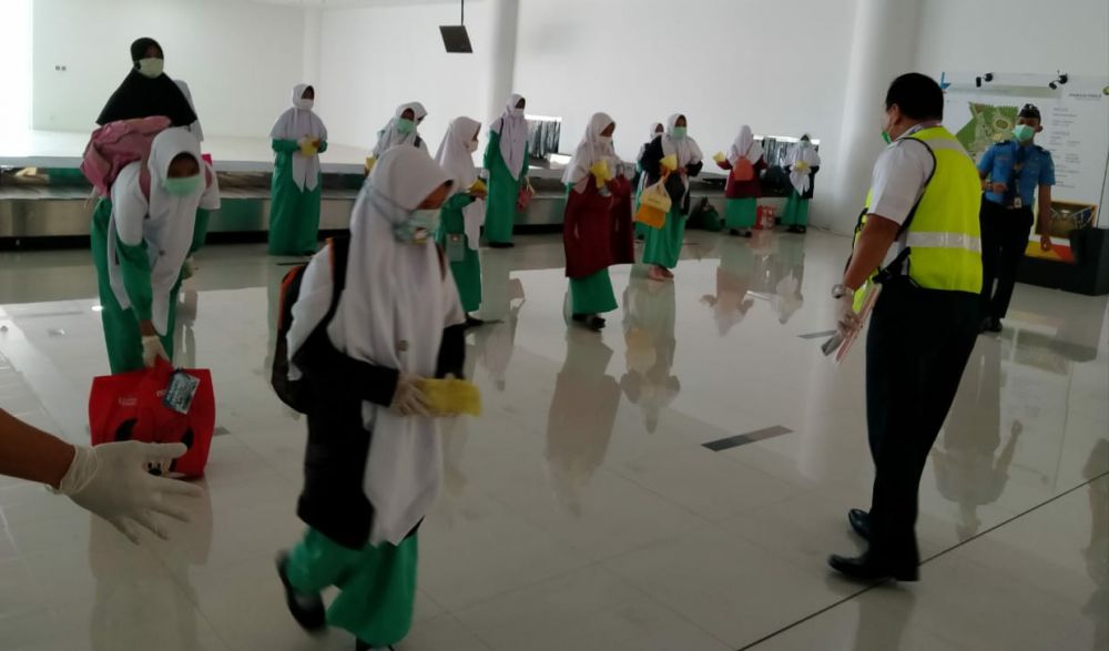 62 santriwati dari Ponpes Gontor Jawa Timur saat tiba di Jambi.