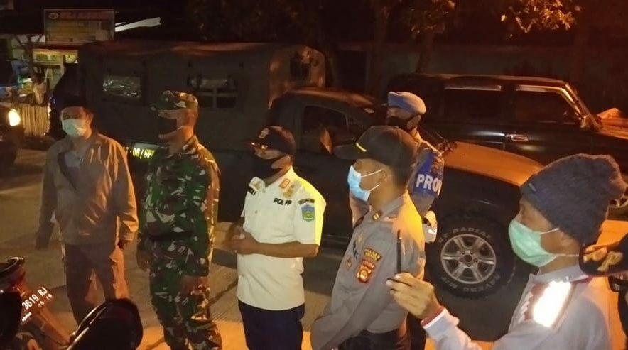 Warga Sungai Penuh yang Masih Berkerumun, Akan Dibubarkan Satpol PP Bersama Tim Gugus Tugas.

