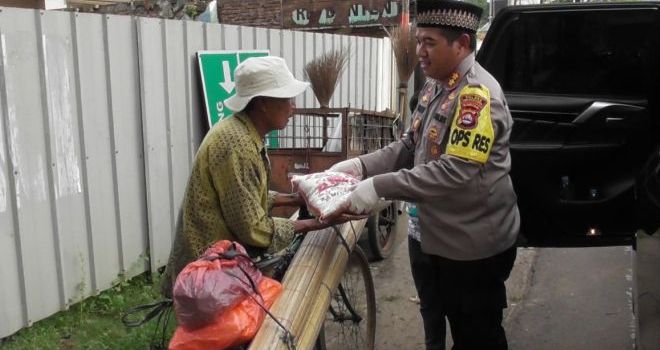Kapolres Serang Kota AKBP Edhi Cahyono membagikan bantuan.


