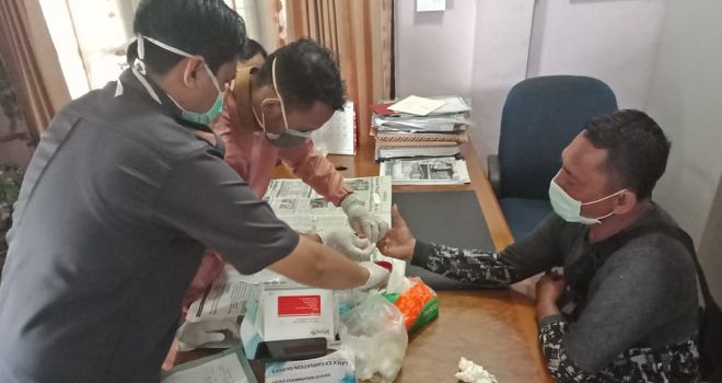 Dari rapid test yang dilakukan oleh Dinas Kesehatan pada 32 orang karyawan, hasilnya dinyatakan negativ.