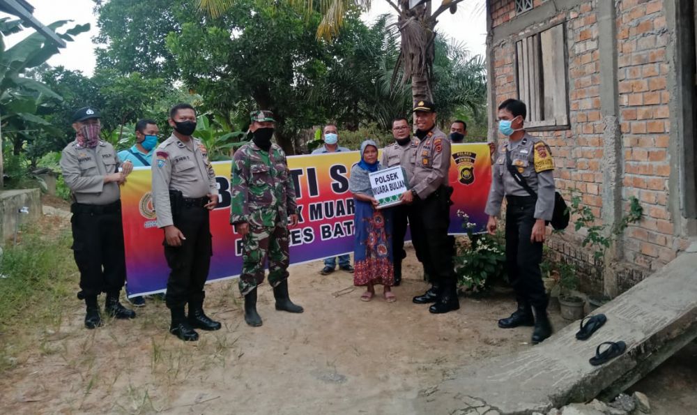 Kapolsek Muarabulian Berikan Sembako Gratis.
