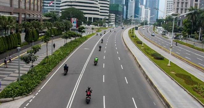 Ilustrasi : Jalanan DKI Jakarta sepi akibat wabah virus corona atau COVID-19. 


