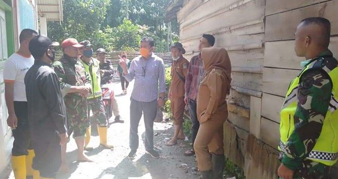 Wakil Ketua DPRD Kerinci saat turun kelokasi banjir.
