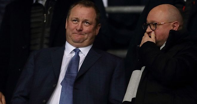 Pemilik Newcastle United, Mike Ashley (kiri).

