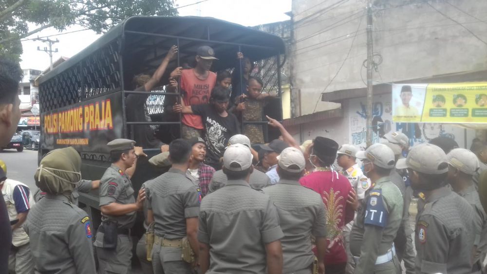 Satpol PP dan Anak Punk Sempat Adu Jotos.