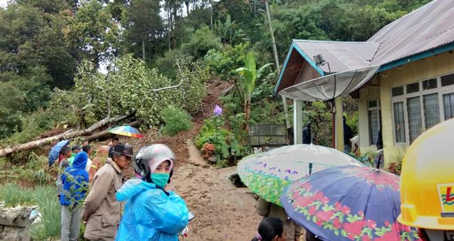 Empat Rumah Warga di Kayu Aro Barat Rusak.