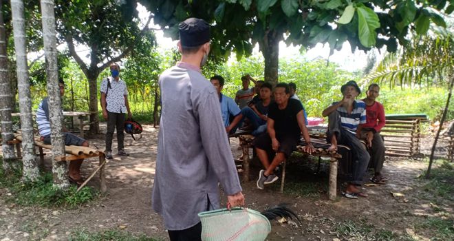 Polisi saat Bubarkan Kegiatan Sabung Ayam di Sarolangun.