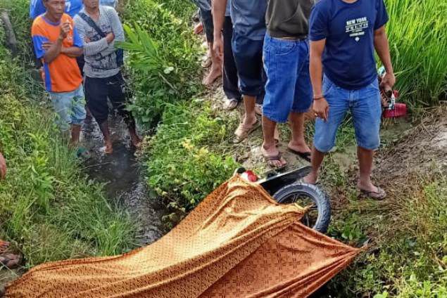 Warga mengevakuasi jasad korban Jum'at (17/04/2020) pagi.
