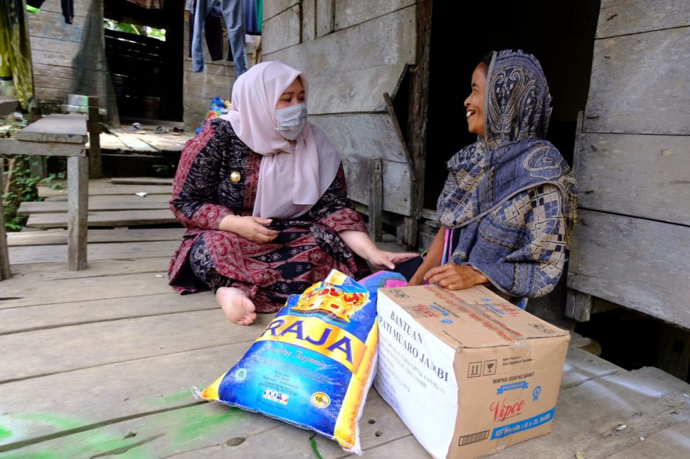 Bupati Masnah Turun Langsung Salurkan Sembako ke 17 Ribu KK di Muaro Jambi

