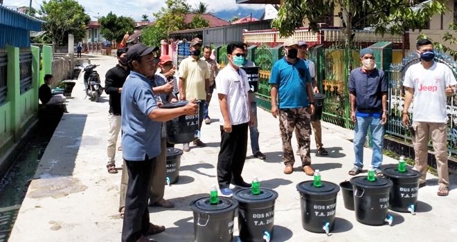 Jumat (17/4), Pemdes Koto Tuo membagikan ember yang telah dipasang kran dilengkapi dengan sabun cair untuk pencuci tangan yang dibagikan setiap rumah.