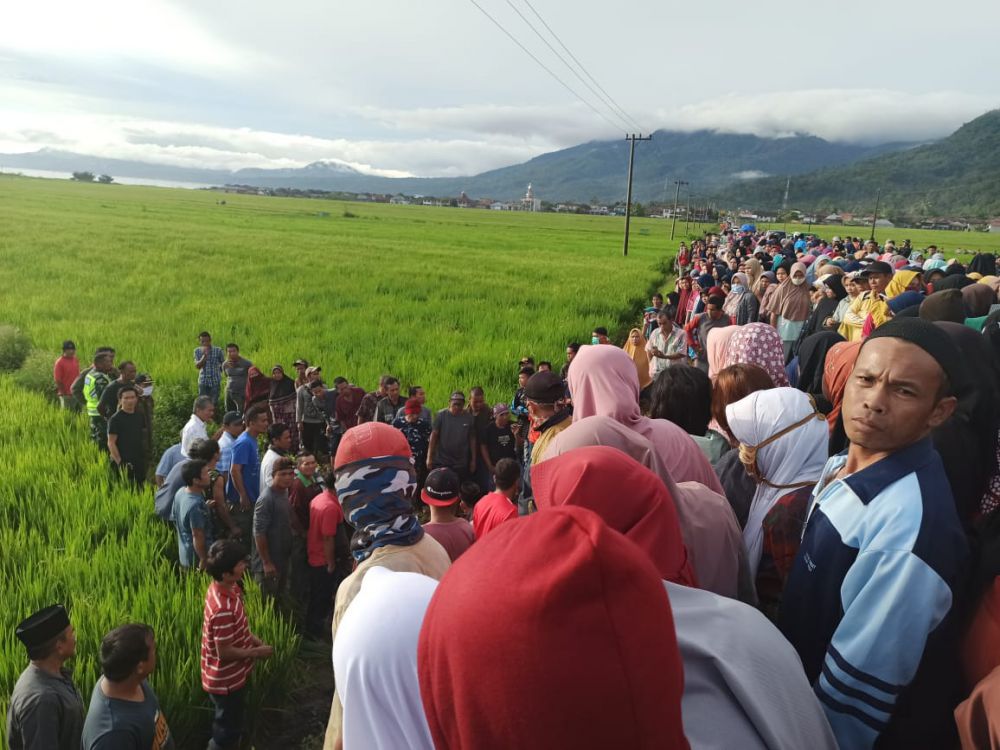 Warga Semerap memadati TKP laka tunggal yang menewaskan seorang gadis Jumat pagi tadi (17/4).