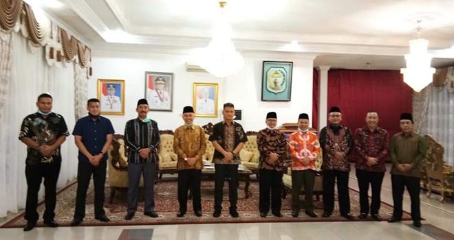 Bupati Kerinci Adirozal, sambut kunjungan kerja (Kunker) dan Silaturahmi Kapolda Jambi Irjen Pol Drs Firman Shantyabudi, MSi, di rumah dinas Bupati, Jum'at (17/04/2020) malam.