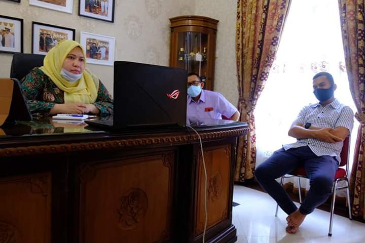 Bupati Masnah Teleconferece Bersama 3 Mentri RI.
