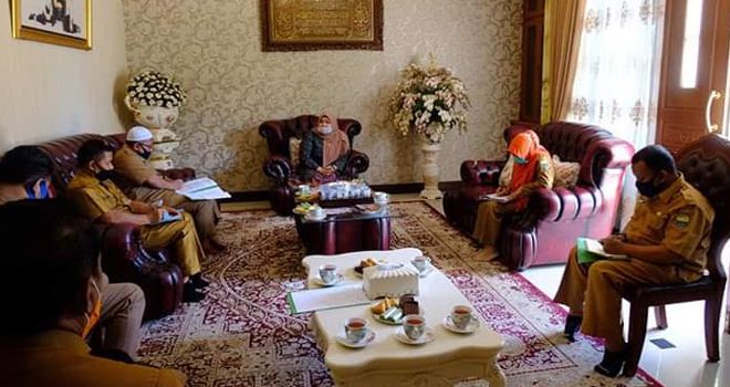 Bupati mengundang para camat se-kabupaten muaro jambi dan dinas sosial muaro jambi. Dirumah pribadi bupati. Rapat dilakukan dengan protokoleran covid - 19 atau SOP Covid-19. Senin (20/1).