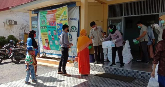 Forum Bulog Kuala Tungkal Kabupaten Tanjabbar, melakukan Operasi Pasar dengan mendistribusikan 8 ton gula pasir kepada masyarakat.